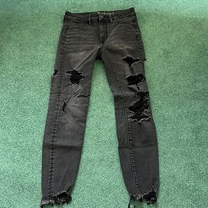 American Eagle women’s black distressed hi-rise jegging size 6 regular